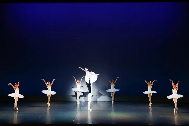 2018年の公演。濃紺の舞台に、白いクラシックチュチュの7名が左右対称に並ぶ群舞