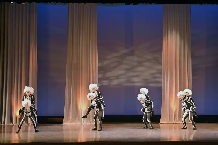 2024年の公演。白いかつらと骸骨柄の衣装をまとった4組が踊る引き画